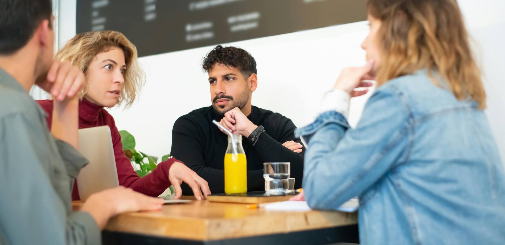 Menschen sitzen am Tisch und reden miteinander. Foto: Kampus Production/Pexels Menschen sitzen am Tisch und reden miteinander. Foto: Kampus Production/Pexels