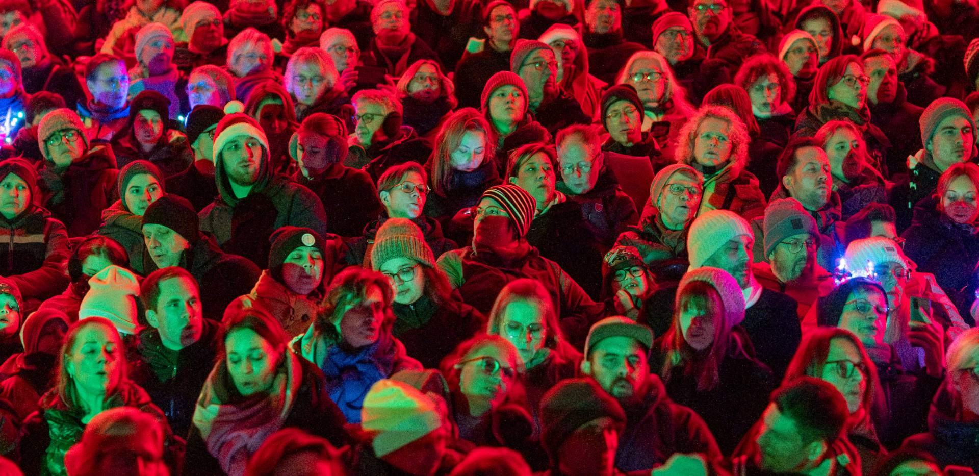 Menschenmenge beim Singen. Foto: Sascha St&uuml;ber