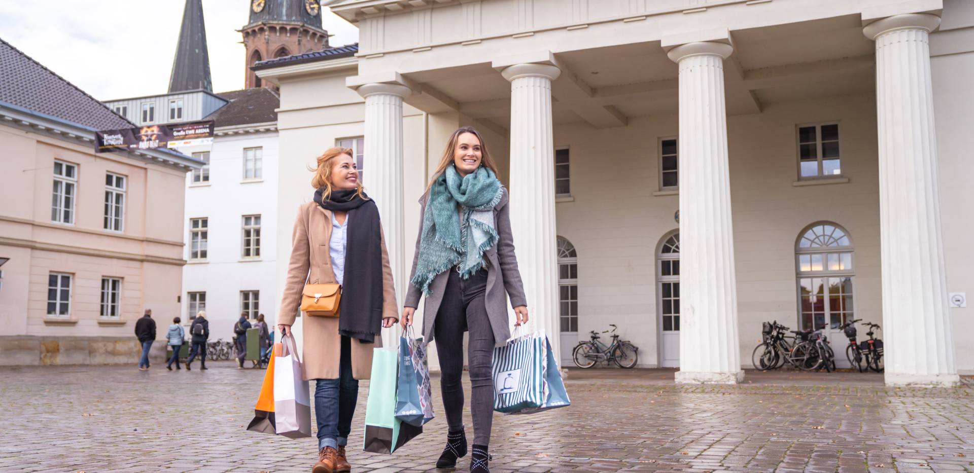 Zwei Frauen mit Einkaufstaschen beim Shopping in Oldenburg.