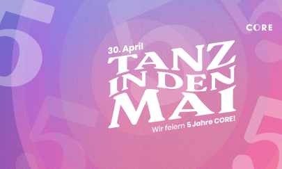 Grafik zum Event &bdquo;Tanz in den Mai&ldquo; am 30. April im CORE Oldenburg. Vor einem violett-pinken Farbverlauf steht gro&szlig; der Schriftzug &bdquo;Tanz in den Mai&ldquo;, darunter der Hinweis &bdquo;Wir feiern 5 Jahre CORE!&ldquo;.