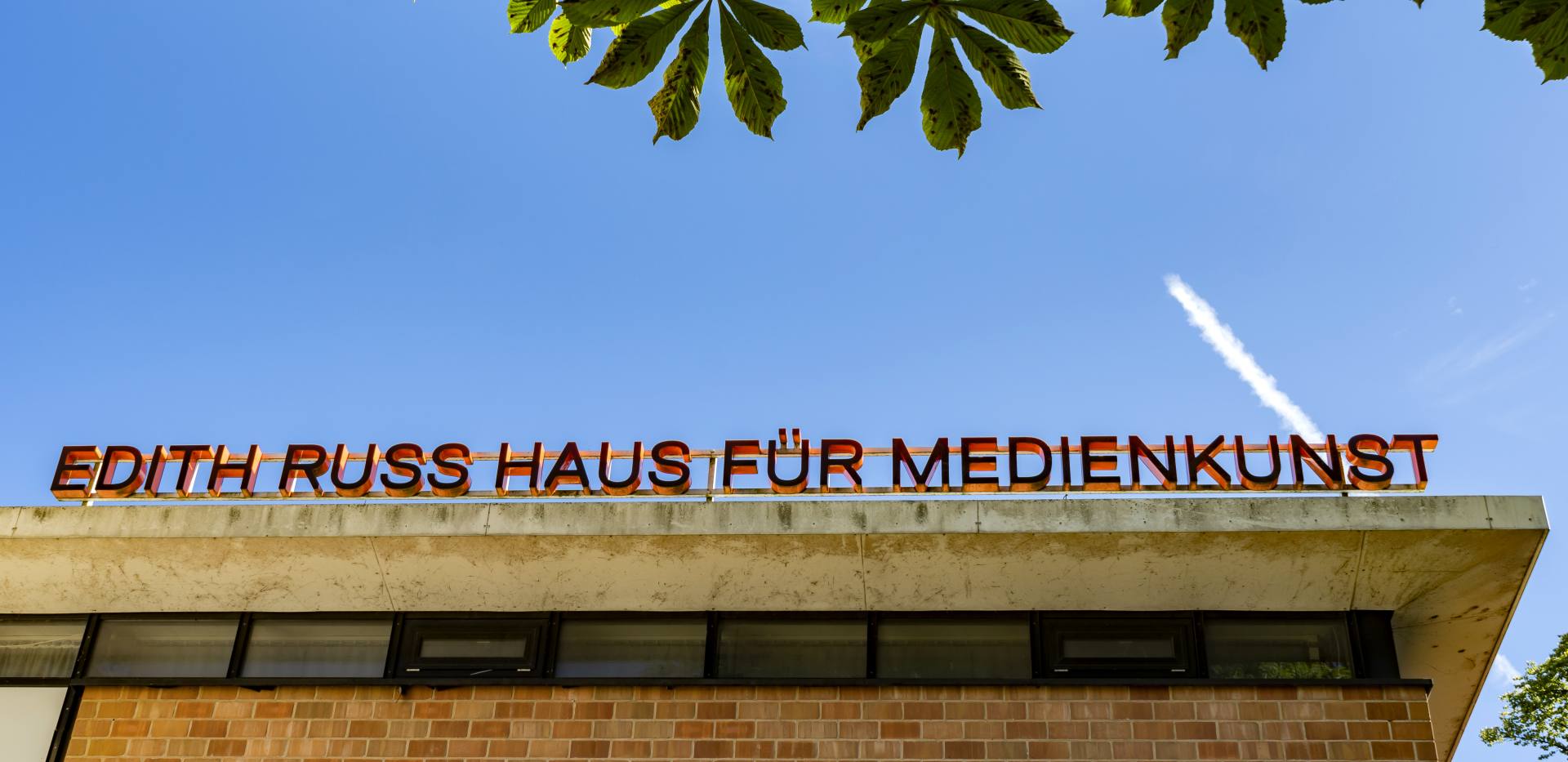 Der Schriftzug Edith-Russ-Haus für Medienkunst wurde aus der Froschperspektive fotografiert.