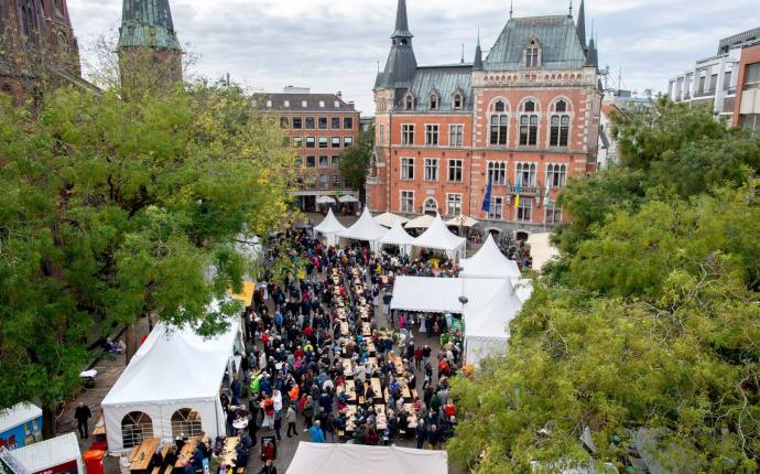 W&auml;hrend Hallo Gr&uuml;nkohl genie&szlig;en viele Gr&uuml;nkohlfans ihren ersten Gr&uuml;nkohl der Saison und feiern den Beginn der Gr&uuml;nkohlsaison in Oldenburg.