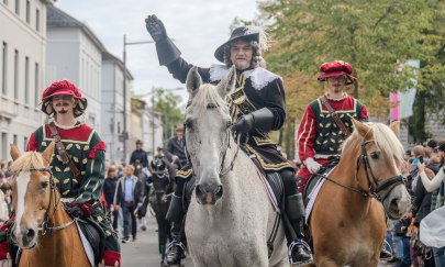 Graf und Knappen f&uuml;hren den Kramermarktsumzug an. Foto: Sascha St&uuml;ber