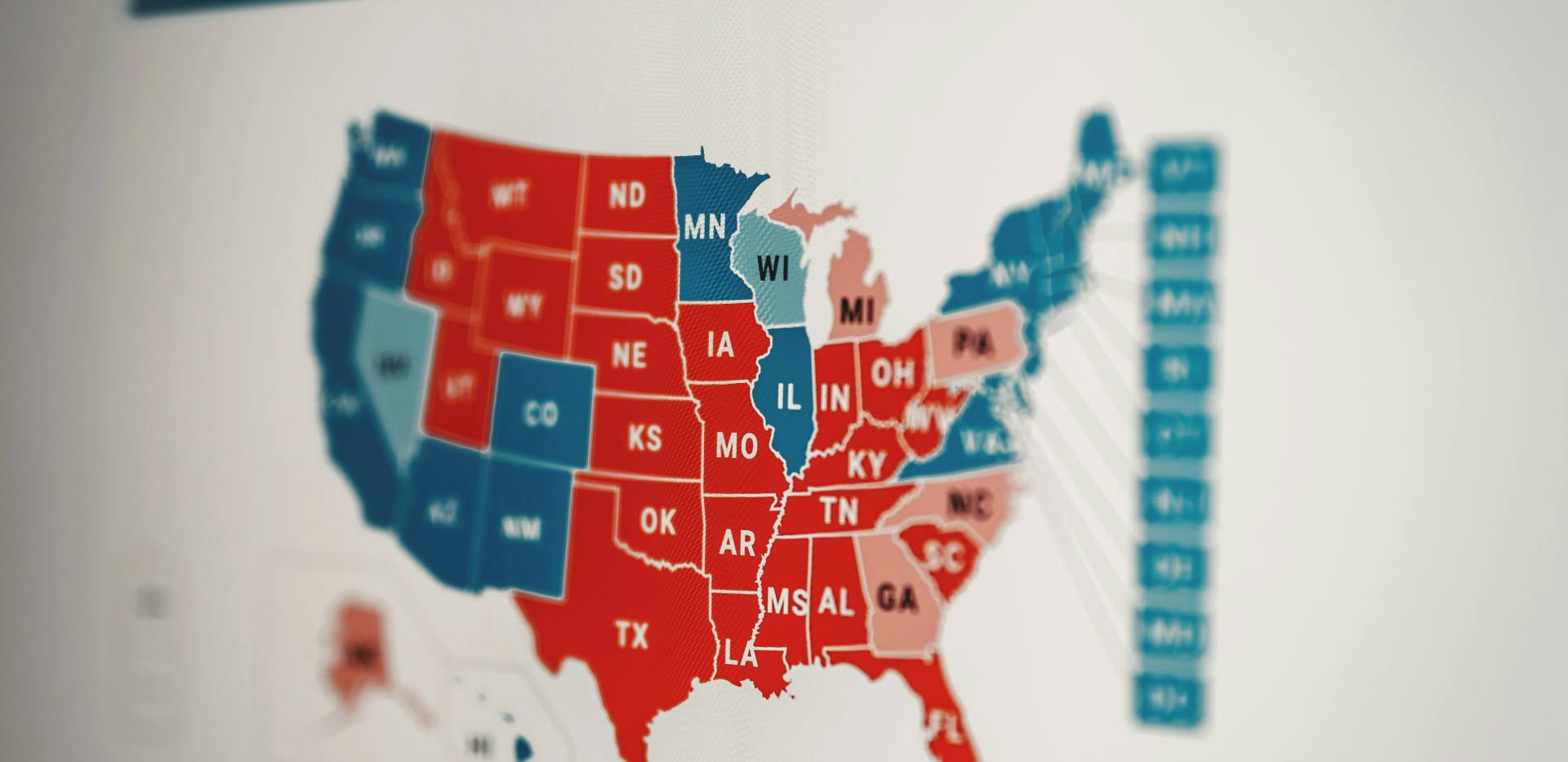 Eine digitale Karte zeigt die Wahlergebnisse in den Bundesstaaten der USA.