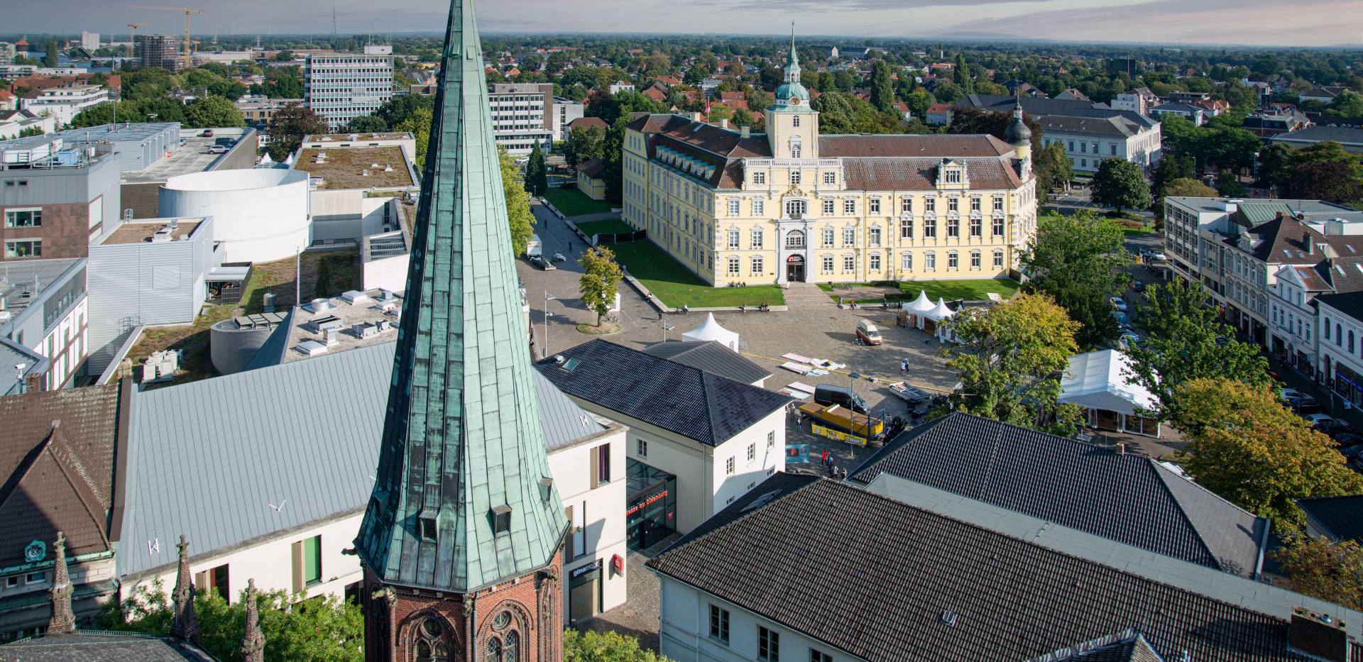 Blick über die Stadt mit Turm der St. Lamberti-Kirche und Schloss.