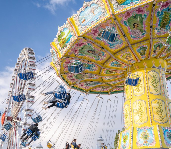 Im Kettenkarussell auf dem Oldenburger Kramermarkt über das Festgelände fliegen.