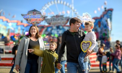 Familie Kramermarkt Oldenburg Eltern und zwei Söhne erkunden den Oldenburger Kramermarkt
