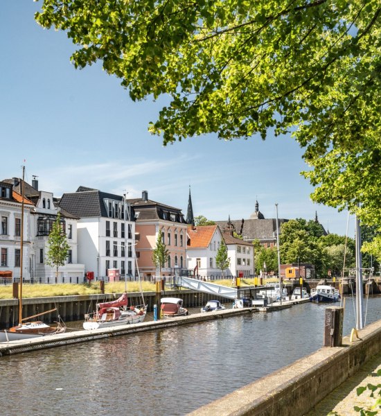 Hafenpromenade Oldenburg mit Blick auf gegenüberliegende Uferseite Hafenpromenade Oldenburg mit Blick auf gegenüberliegende Uferseite