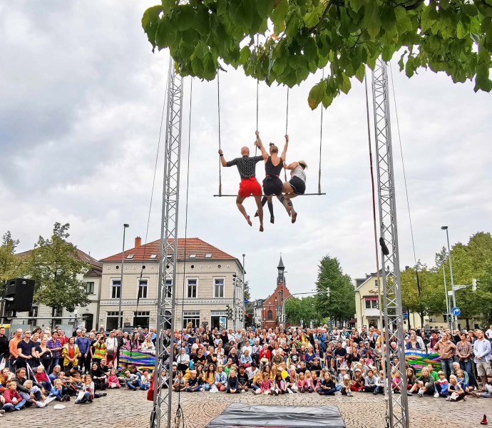 Trapezkünstlerinnen vor Publikum in der Oldenburger Innenstadt.