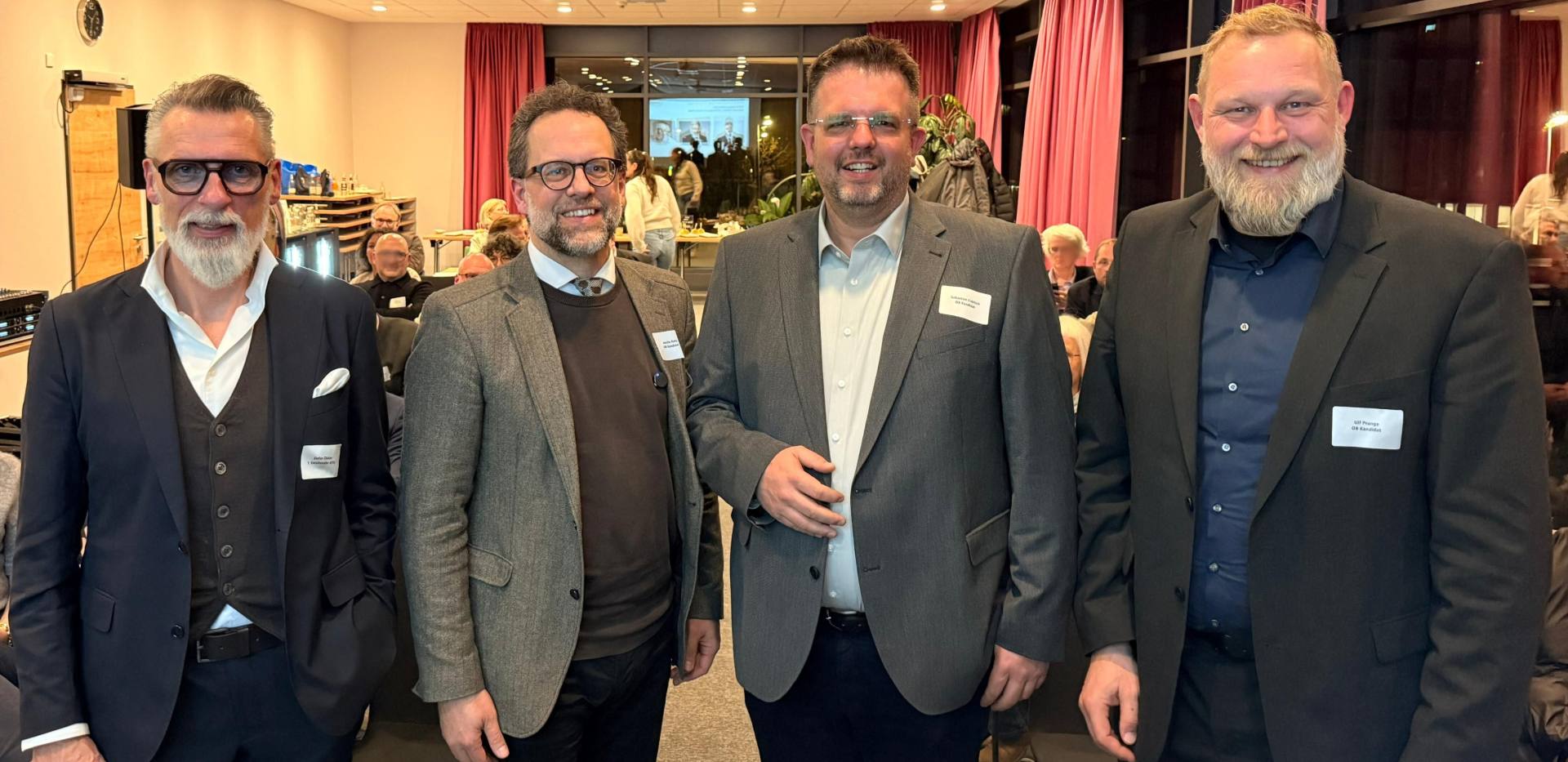 Mitgliederversammlung Gemeinsam f&uuml;r Oldenburg e.V. am 12. M&auml;rz 2026: Ein besonderer Programmpunkt war die interne Podiumsdiskussion mit den drei Kandidaten f&uuml;r das Amt des Oberb&uuml;rgermeisters, die nach den Formalit&auml;ten stattfand. Bu (v.l.): Stefan Dieker (1. Vorsitzender GfOL e.V.), OB Kandidat Jascha Rohr (parteilos), OB Kandidat Sebastian Fr&ouml;hlich (FDP) und OB Kandidat Ulf Prange (SPD).