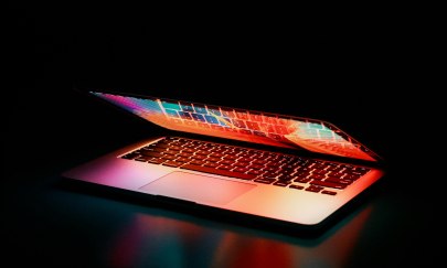 Ein halboffener Laptop. Ein halboffener Laptop.