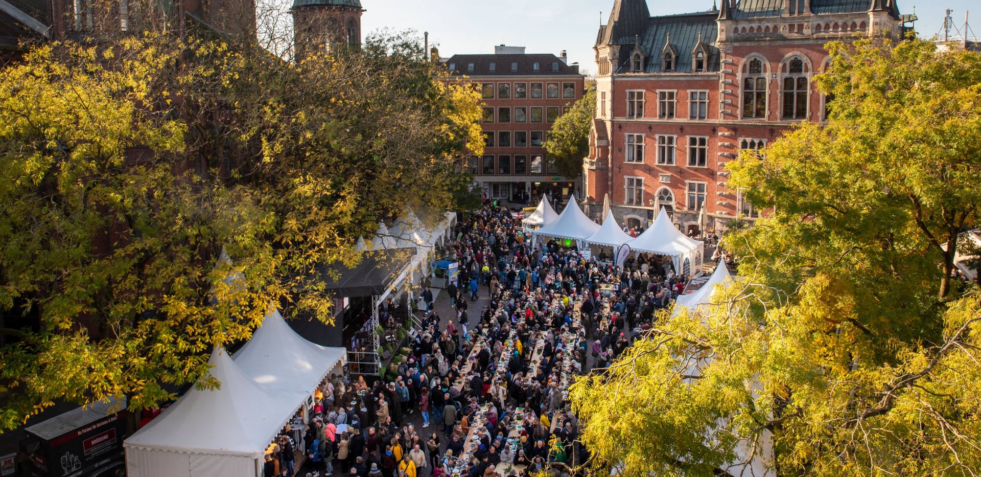 Luftblick auf den Rathausmarkt Oldenburg und die Veranstaltung "Hallo Grünkohl".
 Luftblick auf den Rathausmarkt Oldenburg und die Veranstaltung