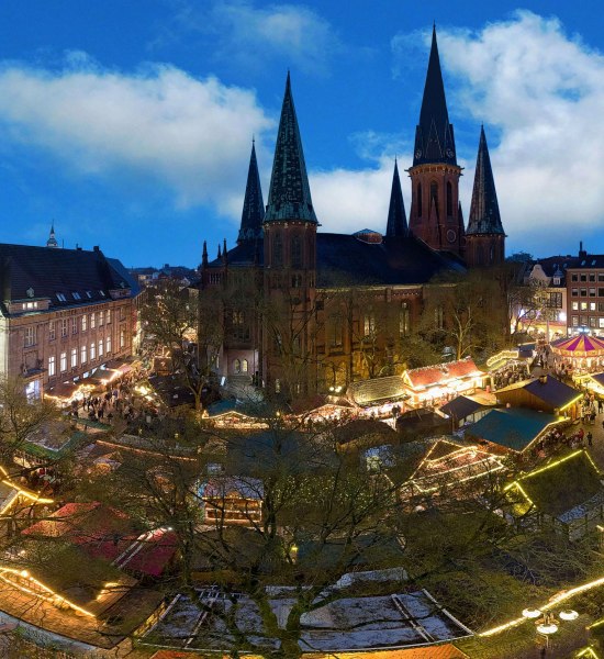 Luftaufnahme des Lamberti-Marktes mit Blick über den Rathausmarkt und auf die Lamberti-Kirche.