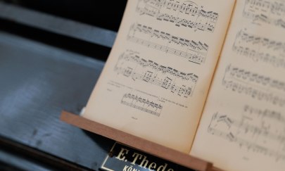Klavier mit Noten. Foto: Alexander Popadin/Pexels