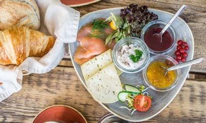 Das gastronomische Angebot, oft inhabergeführt, findet sich in schmalen Gassen oder auf dem Schlossplatz, dem Rathausmarkt oder dem Julius-Mosen-Platz. 