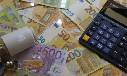 Smartes Heizungsthermostat, LED-Glühbirne, Geldscheine und Taschenrechner. Foto: Bru-nO/Pixabay Smartes Heizungsthermostat, LED-Glühbirne, Geldscheine und Taschenrechner. Foto: Bru-nO/Pixabay