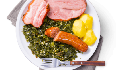 Eine Portion Grünkohl mit Kartoffeln, Pinkel und Kasseler. Eine Portion Grünkohl mit Kartoffeln, Pinkel und Kasseler.