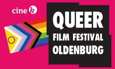 Auf dem Bild rechts ist das Queer Film Festival Oldenburg Logo abgebildet. Oben links daneben befindet sich das Cine k Logo. In der Mitte links hinter dem Queer Film Festival Oldenburg Logo ist eine Pride-Flagge zu erkennen.