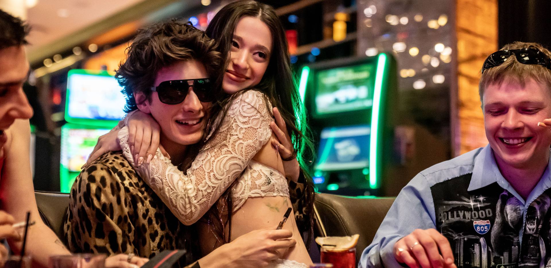 Ein Mann und eine Frau sitzen umarmend in einem Casino.