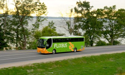 Ein Bus von Mein Fernbus Flixbus während der Fahrt.