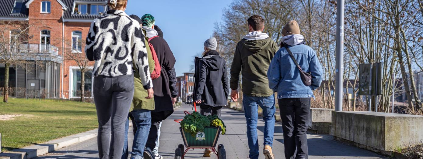 Eine Gruppe unternimmt gemeinsam eine Kohltour in Oldenburg