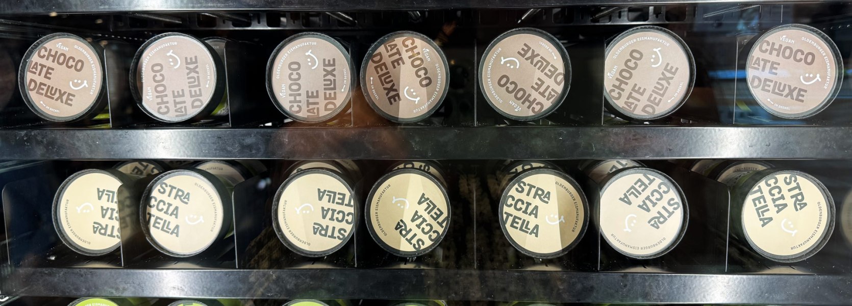 Becher verschiedener Eissorten in einem Eisautomaten