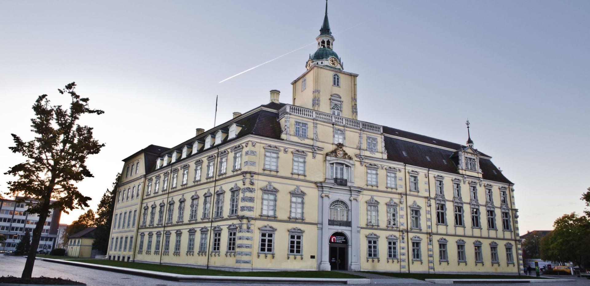 Das Oldenburger Schloss in der Abenddämmerung.