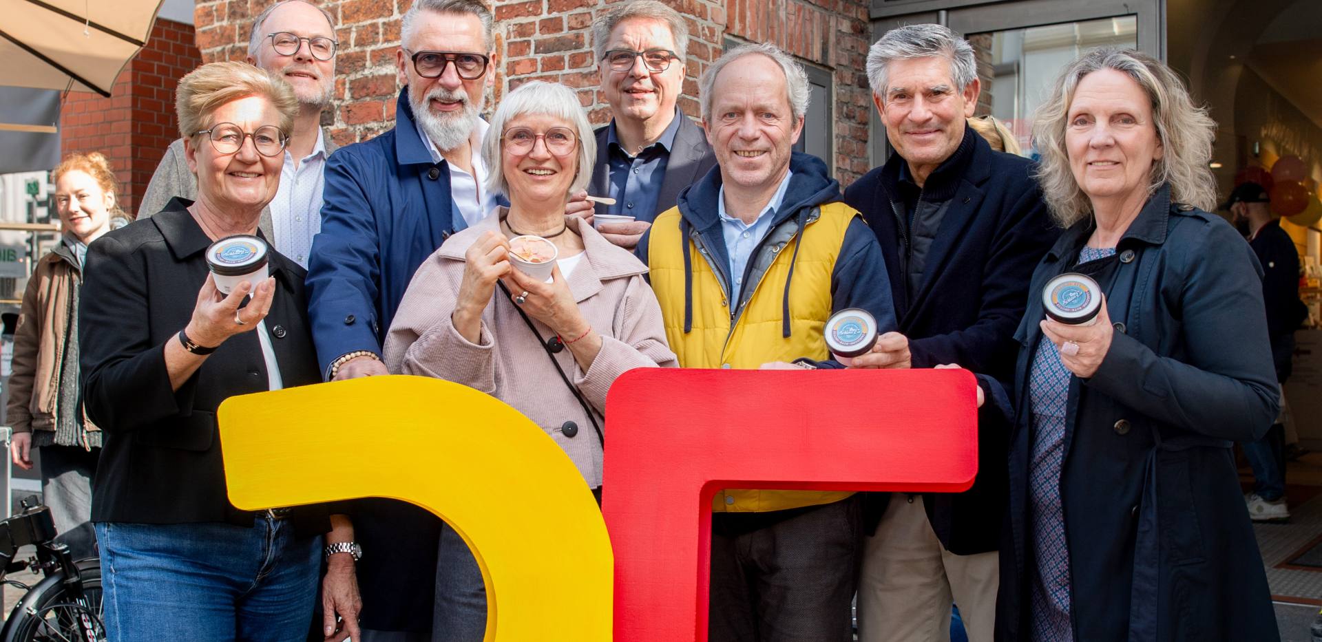 Gemeinsam mit geladenen G&auml;sten nutzten Oberb&uuml;rgermeister J&uuml;rgen Krogmann und OTM-Gesch&auml;ftsf&uuml;hrerin Silke Fennemann den Jubil&auml;umsrahmen, um auf 25 Jahre professionelles Tourismusmarketing zur&uuml;ckzublicken &ndash; und anschlie&szlig;end das neue Oldenburg-Eis erstmals zu verkosten. Damit wurde der Tourismus in Oldenburg sprichw&ouml;rtlich &bdquo;noch schmackhafter. BU (v. l.): Partner im StadtMarketing Oldenburg: Britta Silchm&uuml;ller (OLB), Olaf Meenen (LZO), Stefan Dieker (1. Vorsitzender GfOL e. V.), Silke Fennemann (Gesch&auml;ftsf&uuml;hrerin OTM GmbH), Oberb&uuml;rgermeister J&uuml;rgen Krogmann, Ralph Wilken (Leiter der Wirtschaftsf&ouml;rderung und Mitglied der Gesellschafterversammlung), Christian Bunk (&Ouml;ffentliche Versicherung, Partner im StadtMarketing) sowie Bettina Unruh (SPD-Ratsfrau und Mitglied der Gesellschafterversammlung).