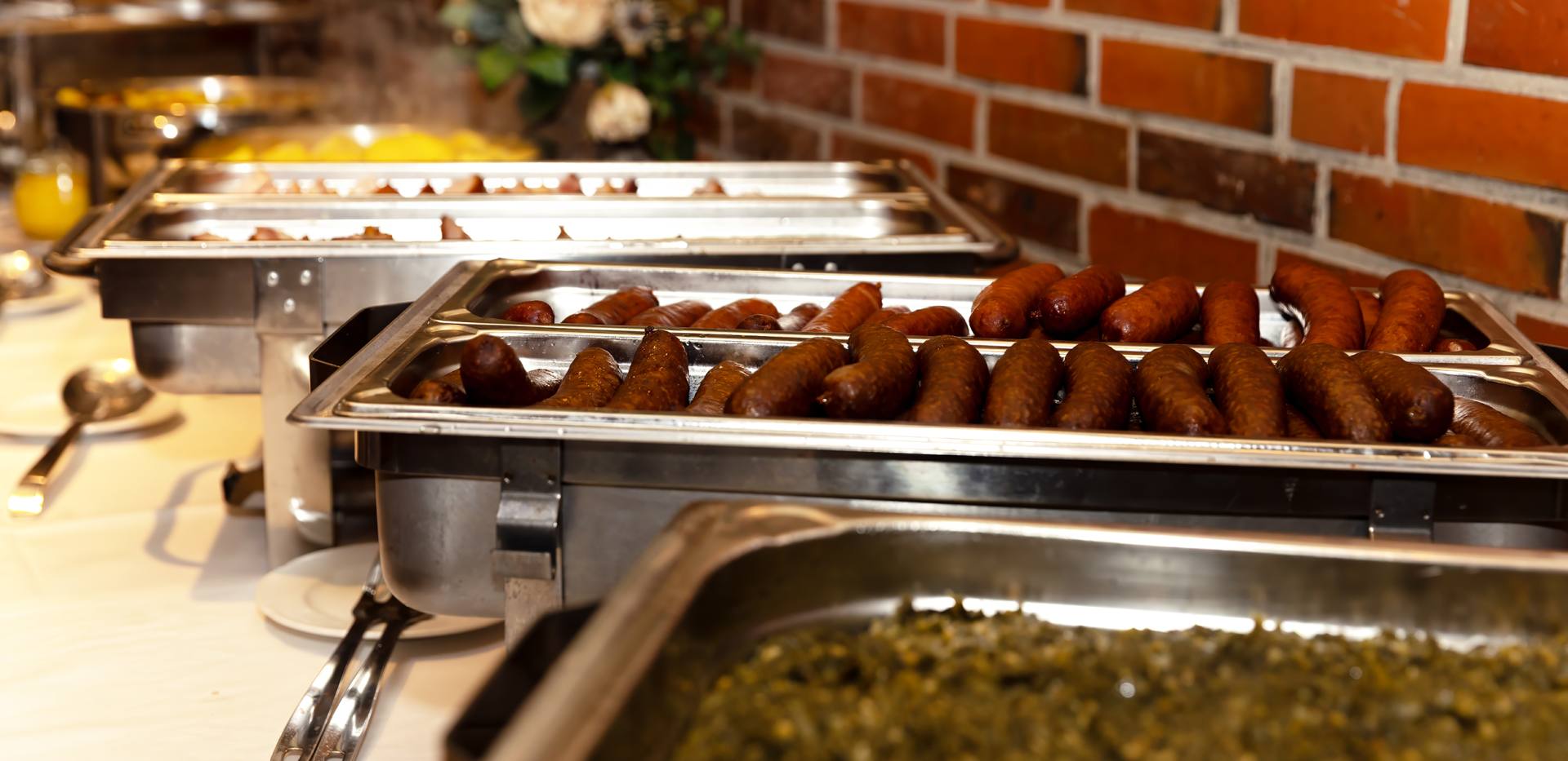 Das Grünkohlbüfett mit Pinkel und Kochwurst Das Grünkohlbüfett mit Pinkel und Kochwurst