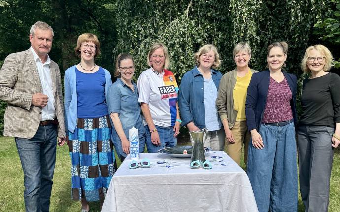 Die Pastor*innen von Taufe to Go: Torsten Maes, Gesa Schaer-Pinne, Anna Menke, Nele Schomakers, Bärbel Bleckwehl-Wegener, Beate Bühler-Egdorf, Anja Kramer, Meike Melchinger (auf dem Foto von links nach rechts) Die Pastor*innen von Taufe to Go: Torsten Maes, Gesa Schaer-Pinne, Anna Menke, Nele Schomakers, Bärbel Bleckwehl-Wegener, Beate Bühler-Egdorf, Anja Kramer, Meike Melchinger (auf dem Foto von links nach rechts)
