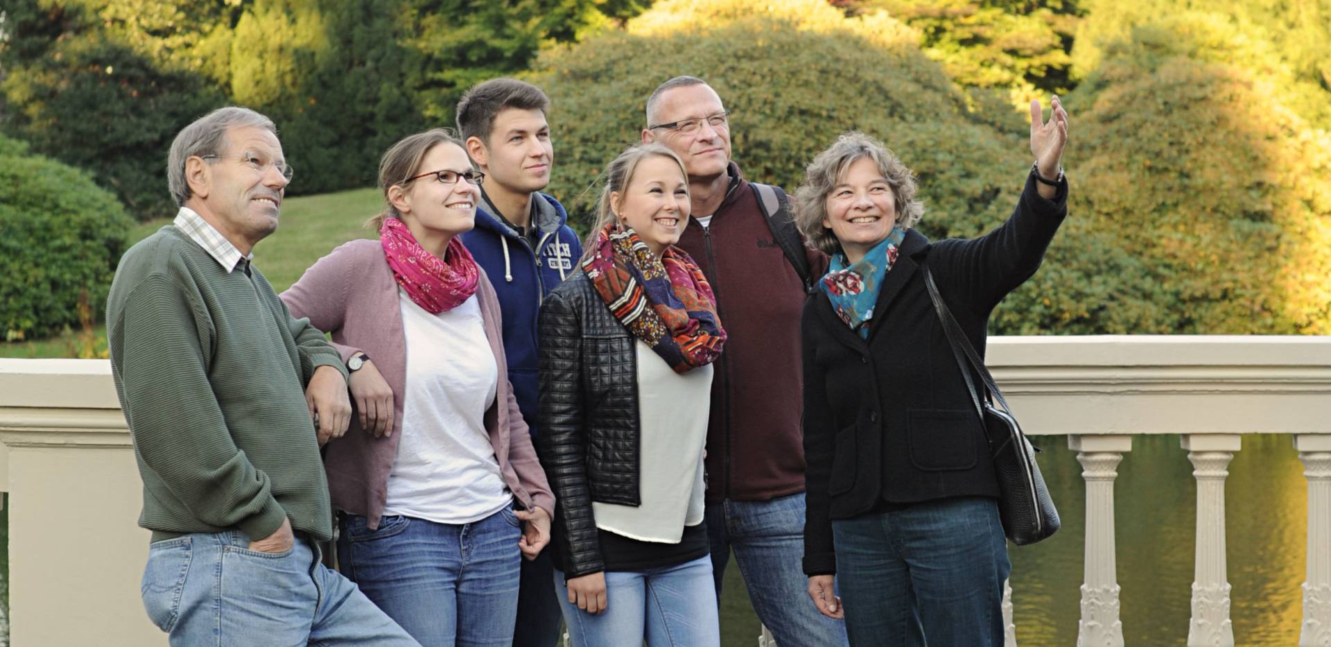 Eine Gruppe besichtigt bei einer Stadtführung Oldenburgs Schlossgarten