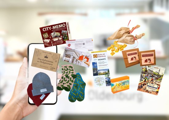 Smartphone mit verschiedenen Oldenburg-Souvenirs aus dem Onlineshop