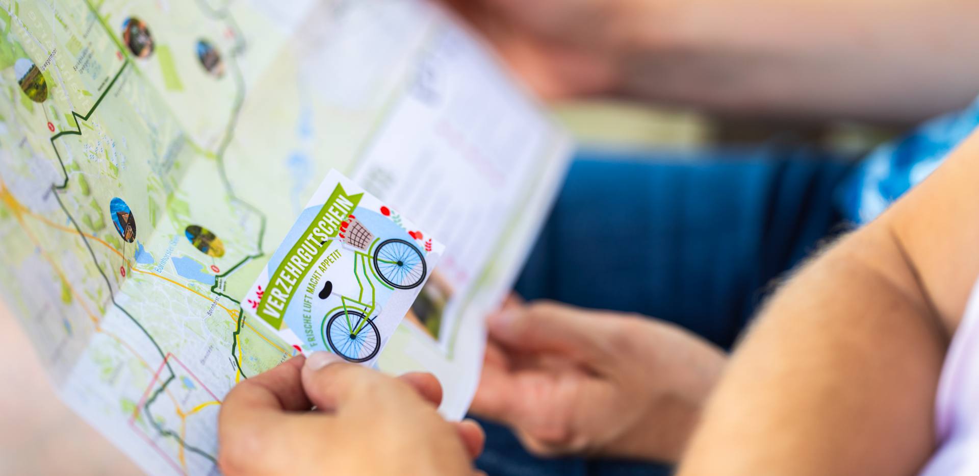 Blick auf die Fahrradkarte mit den Fotopunkten und einem Verzehrgutschein aus dem RadPartie-Magazin.