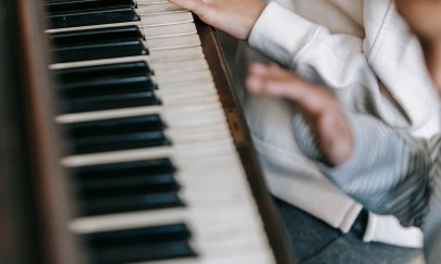 person-die-klavier-spielt person-die-klavier-spielt