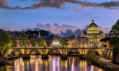 Es zeigt eine bekannte Brücke aus Rom. Es zeigt eine bekannte Brücke aus Rom.
