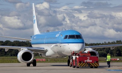 Ein Flugzeug am Flughafen Hamburg mit Push Ramp.