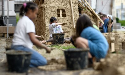 Kinder bauen auf dem LehmBauSpielPlatz.