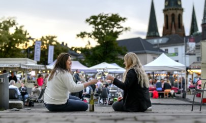 Freundinnen sto&szlig;en beim Oldenburger Weinfest auf dem Schlossplatz an