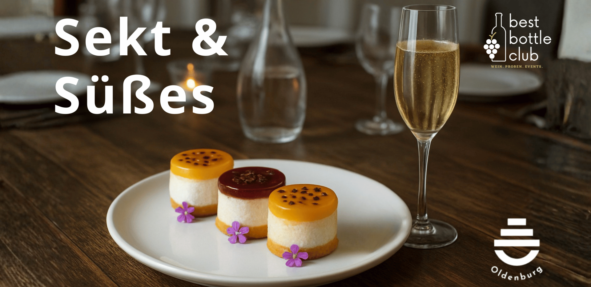 Drei süße Petits Fours mit essbarer Blüte auf einem weißen Teller, rechts daneben ein Glas Sekt. Drei süße Petits Fours mit essbarer Blüte auf einem weißen Teller, rechts daneben ein Glas Sekt.