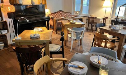 Reichlich Platz in charmanten, gemütlichen Räumlichkeiten bietet das Kreativcafé an. Gelegentlich finden hier auch Konzerte, Lesungen, Vorträgen oder auch spezielle "Wein, Keramik und Klaviere"-Abende statt.