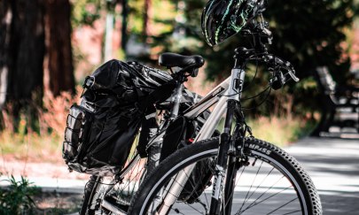 Fahrrad mit Tasche und Helm Fahrrad mit Tasche und Helm