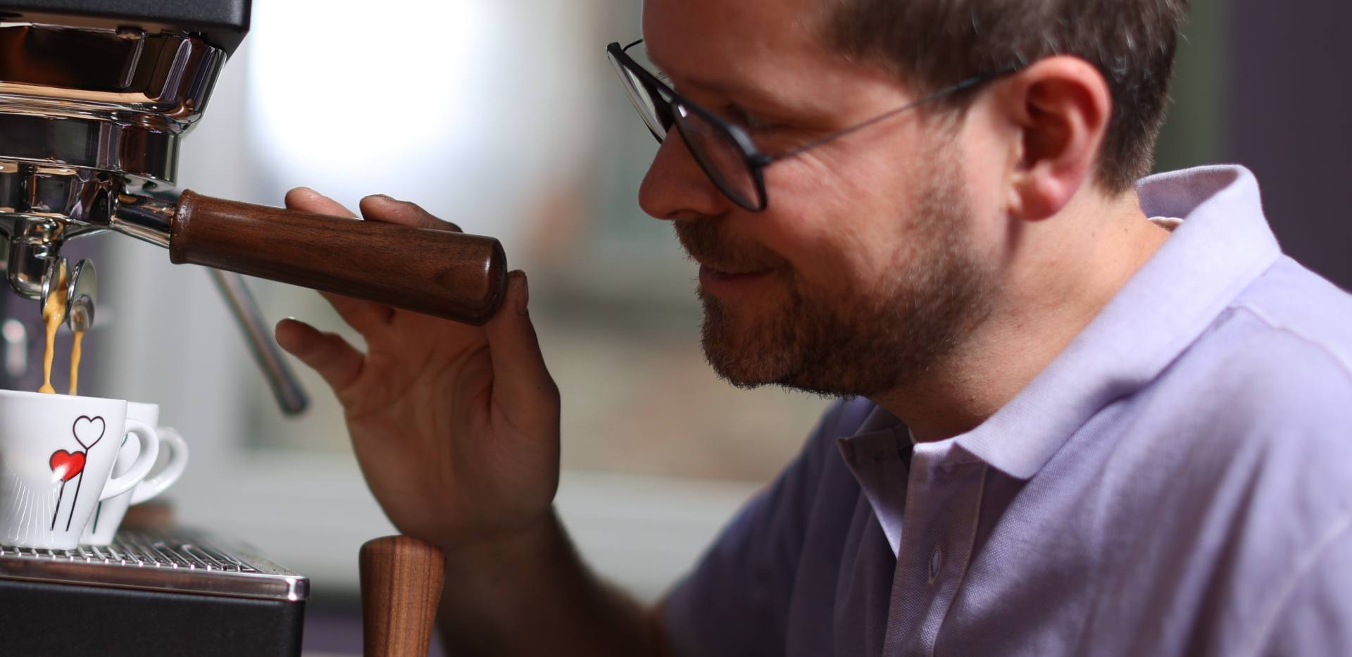 Barista Hendrik N&ouml;lker zeigt im Barista Kurs die perfekte Espressozubereitung an der Siebtr&auml;germaschine.