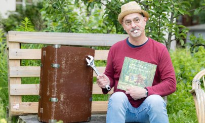 René Schack mit Buch "Was fehlt dir, kleiner Roboter?" René Schack mit Buch "Was fehlt dir, kleiner Roboter?"