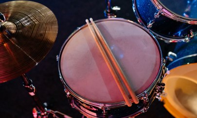 Dynamische Nahaufnahme eines Schlagzeugs mit Schlagstöcken auf einer Snaredrum und Becken. Foto: Yan Krukau/Pexels Dynamische Nahaufnahme eines Schlagzeugs mit Schlagstöcken auf einer Snaredrum und Becken. Foto: Yan Krukau/Pexels