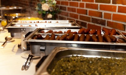 Das Grünkohlbüfett mit Pinkel und Kochwurst Das Grünkohlbüfett mit Pinkel und Kochwurst