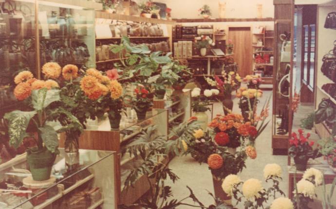 BA-36792_nd_Haarenstr_Leder_Holert_Blumen_Neueröffnung_28.09.1962_Prov_A.Holert BA-36792_nd_Haarenstr_Leder_Holert_Blumen_Neueröffnung_28.09.1962_Prov_A.Holert