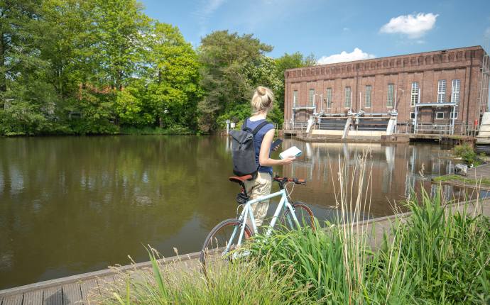 Die Oldenburger Geotour besteht aus vierzehn Caches, die an für den Klimaschutz interessanten Orten innerhalb des Stadtgebietes liegen. Hier ist eine Radfahrerin am GeoCache Wasserwerk zu sehen. Die Oldenburger Geotour besteht aus vierzehn Caches, die an für den Klimaschutz interessanten Orten innerhalb des Stadtgebietes liegen. Hier ist eine Radfahrerin am GeoCache Wasserwerk zu sehen.