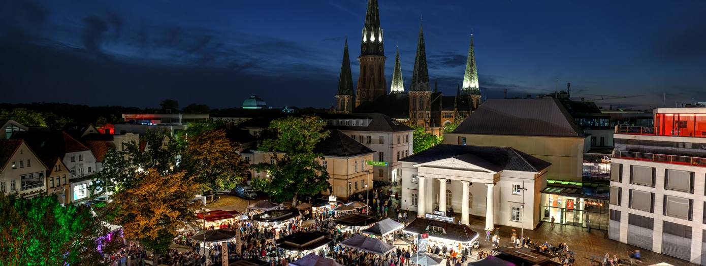 Schlossplatz Oldenburg zum Weinfest am Abend
