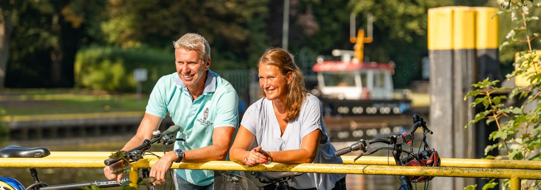 Radfahrende am Wasser in Oldenburg