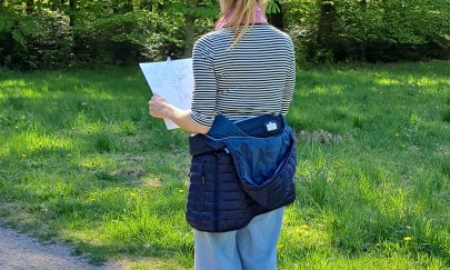 Eine Frau steht auf einem Waldweg und zeichnet einen vor ihr stehenden Baum. Foto: Uwe Fischer Eine Frau steht auf einem Waldweg und zeichnet einen vor ihr stehenden Baum. Foto: Uwe Fischer